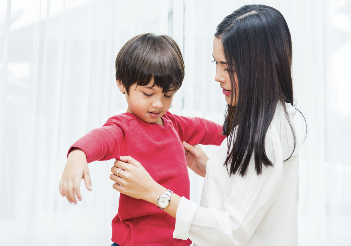 anak jatuh dari tempat tinggi, cara mengatasi anak jatuh, pertolongan pertama, tips aman untuk anak, gegar otak anak, Bunda, si Kecil